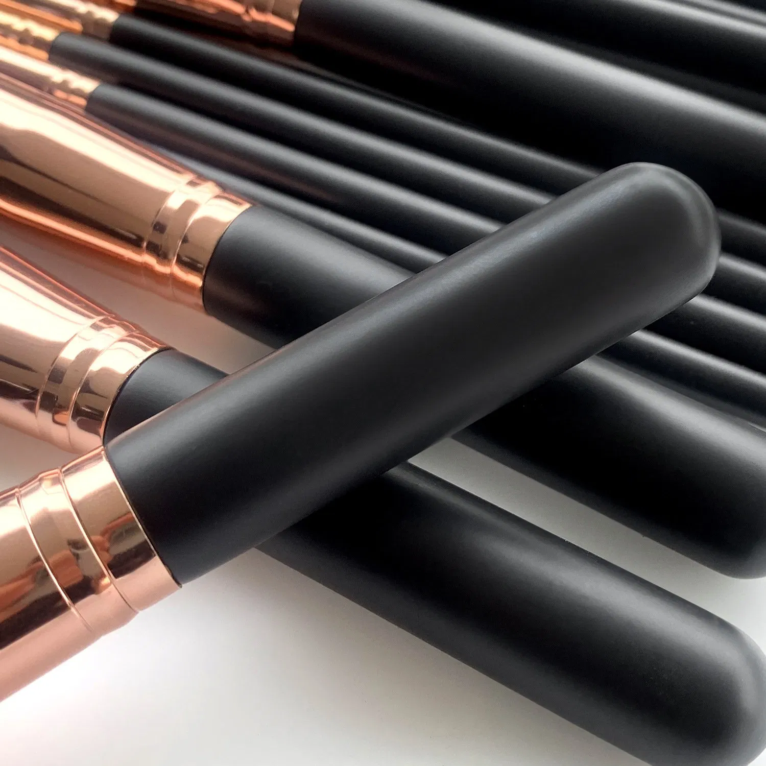 Conjunto de Pincéis de Maquiagem Profissional Beautichen 15PCS com Cabos Pretos e Ferrules Dourado Rosa – Pincéis Cosméticos para o Rosto e Olhos com Estojo de Viagem