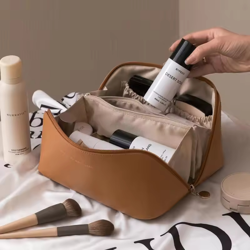Estojo de armazenamento cosmético de viagem com múltiplos compartimentos, slot para pincéis, transparente, à prova d'água, antiarranhões, feito de couro vegano durável