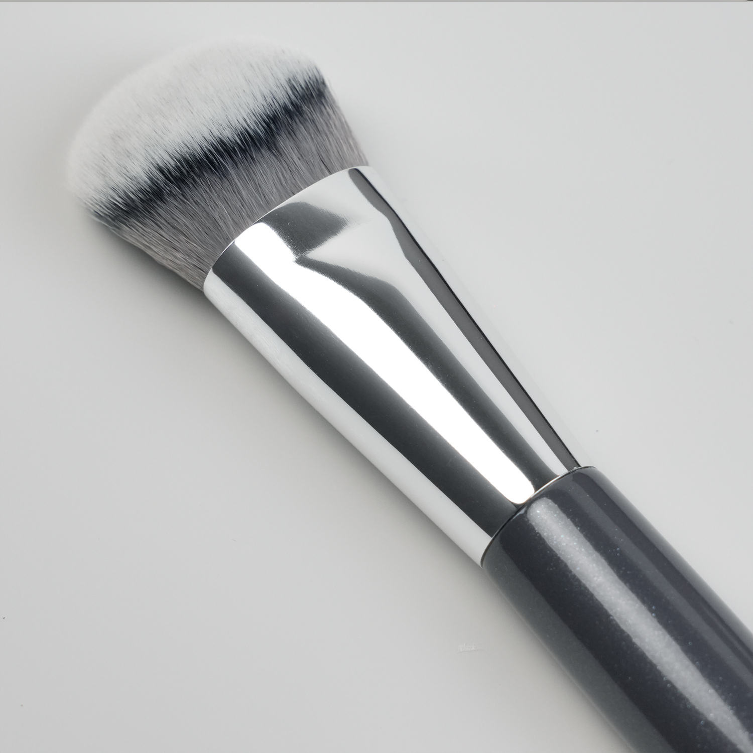 YM Supplier High Quality Angled Foundation Makeup Brush Customizable Logo Single Makeup Brush