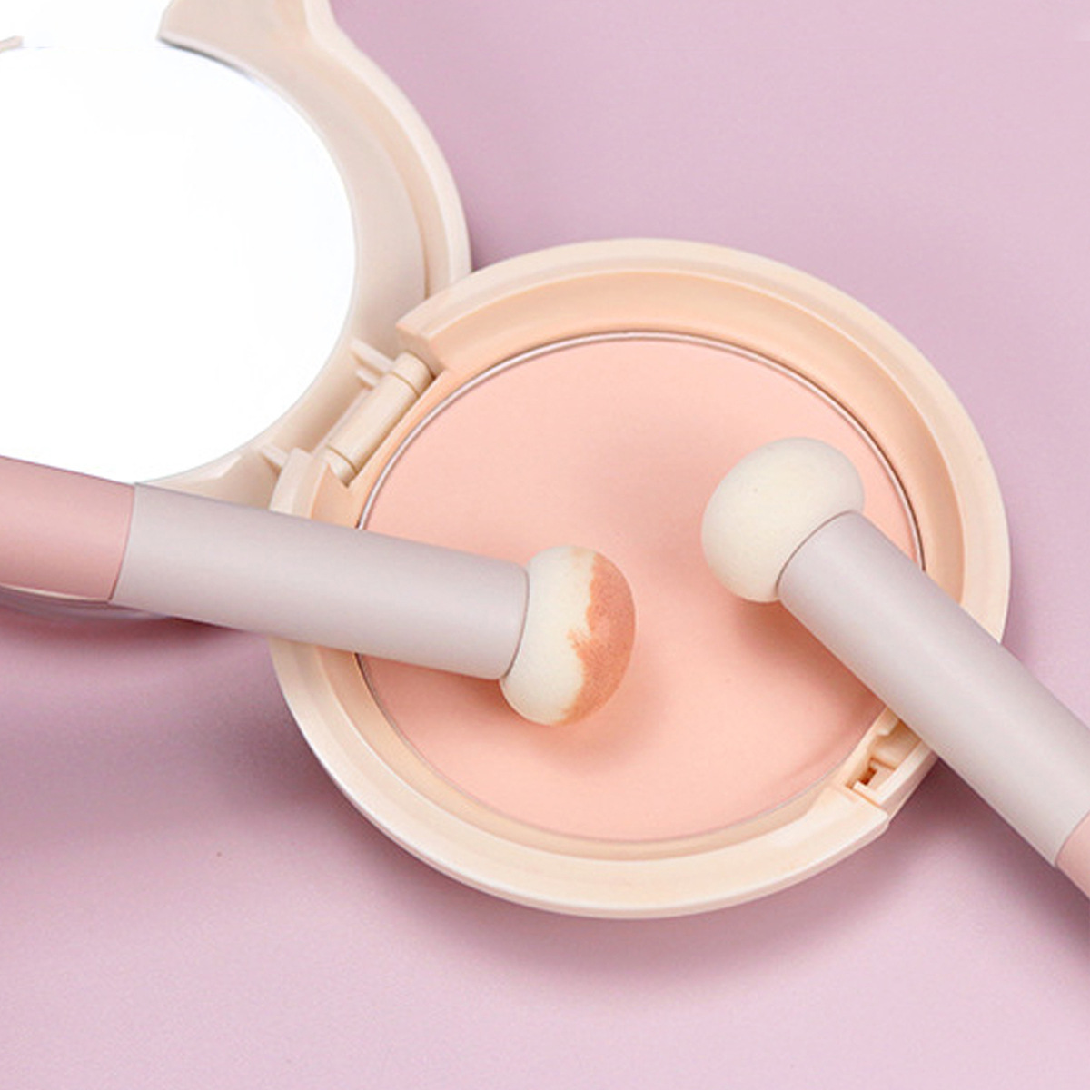 High Quality Women's Flat Brush Makeup Applicator with Wood Handle Silicone Eyeshadow and Foundation Sponge for Eye Makeup