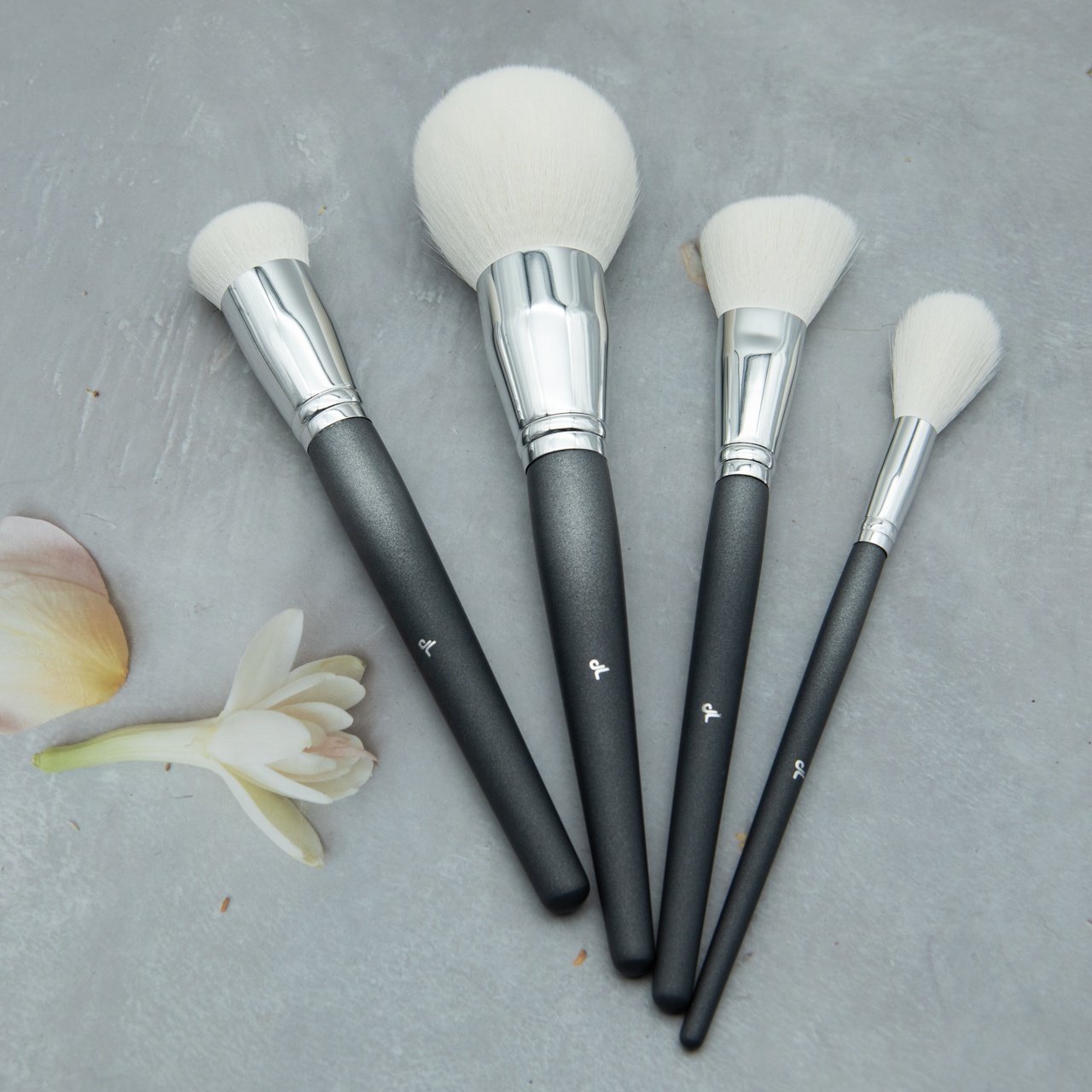 4PC Professional Dark Grey Wood Handle Makeup Brush Kit Mimic Natural Hair Powder Foundation Blush Brush Set