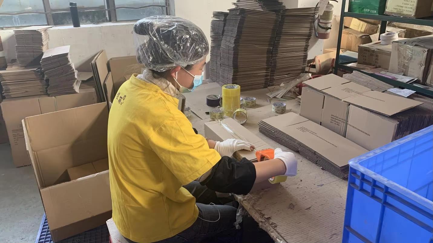 Hotty Beauty cosmetic product packaging and labeling process