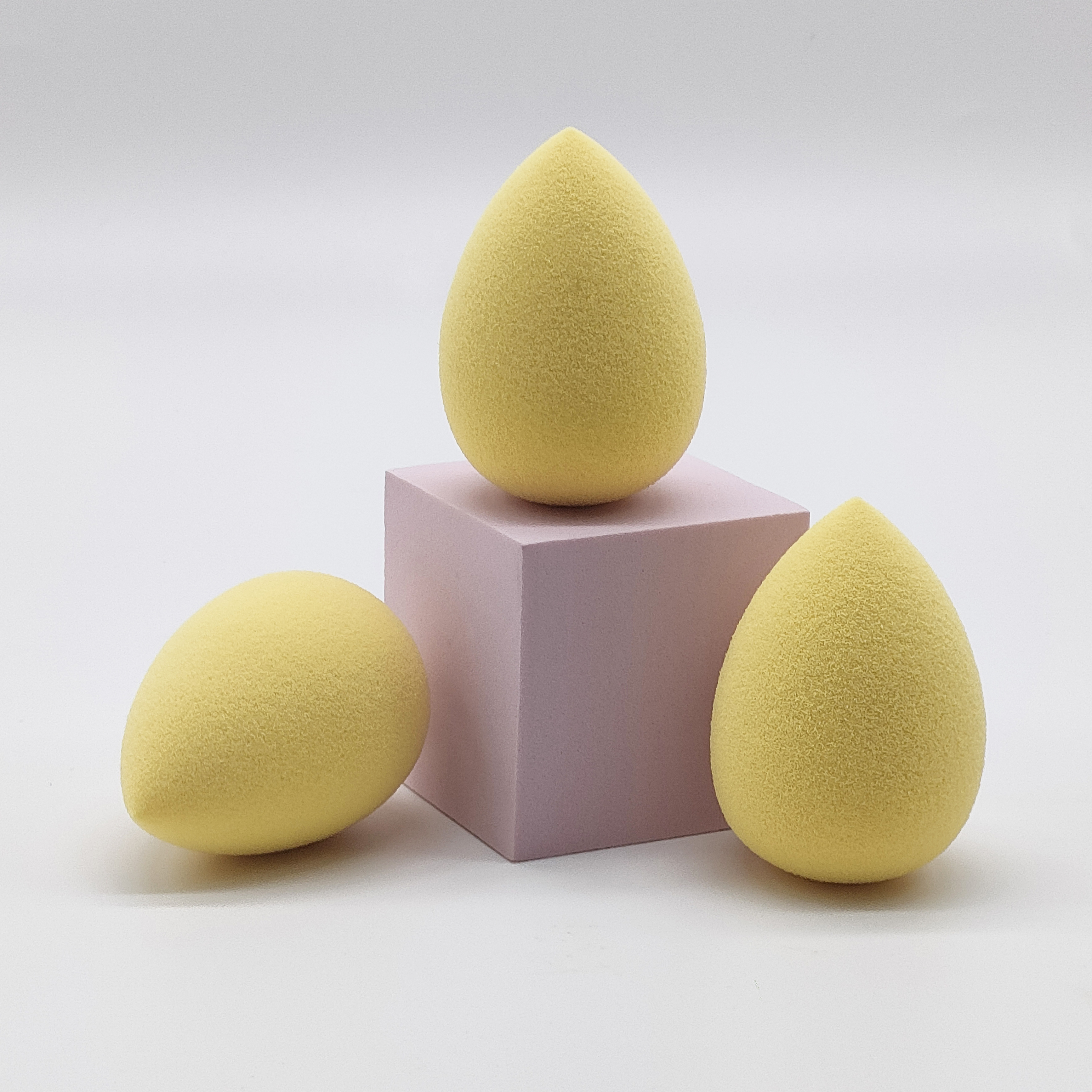Yellow Tear-drop Non-Latex Material Soft Blending Makeup Sponge Puff for Liquid Foundation &amp; Powder Makeup Sponge