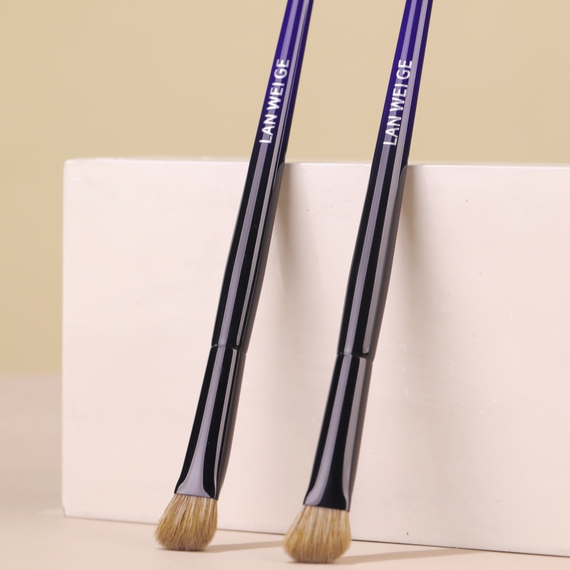 Triangular Eyeshadow Blending Brush Soft Synthetic Bristles Professional Eye Makeup Tool for Crease Nose Shadow Highlight