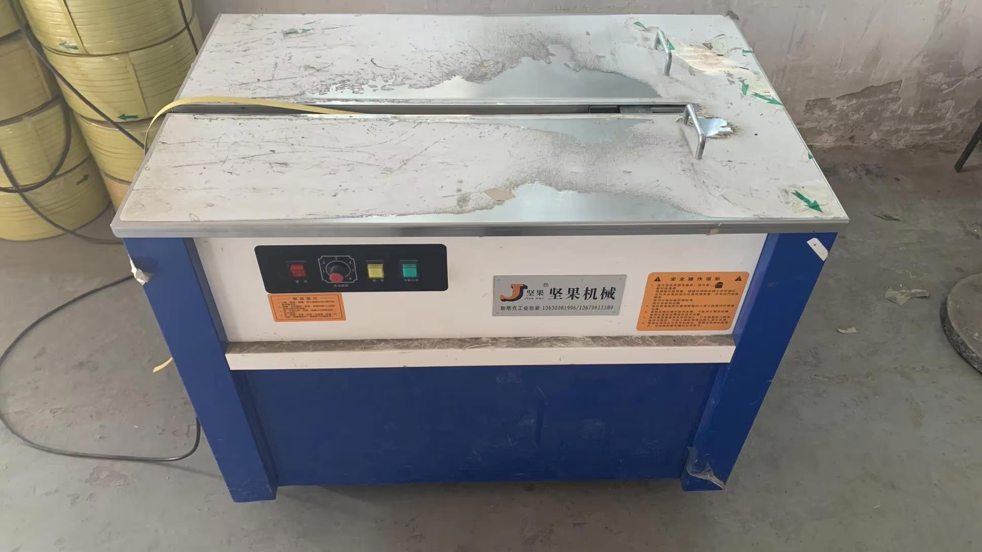 Automated packaging machine for cosmetic accessories production line