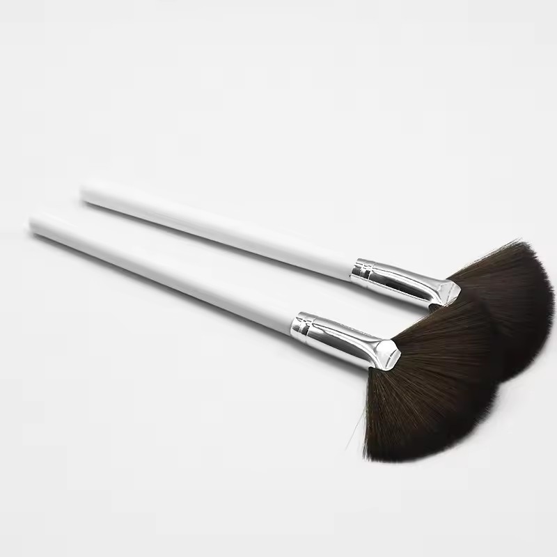 Private Label Fluffy Thick Nylon Fan Brush Super Soft Mini Spa Beauty Salon Esthetician Makeup Fan-shaped Highlight Powder Brush