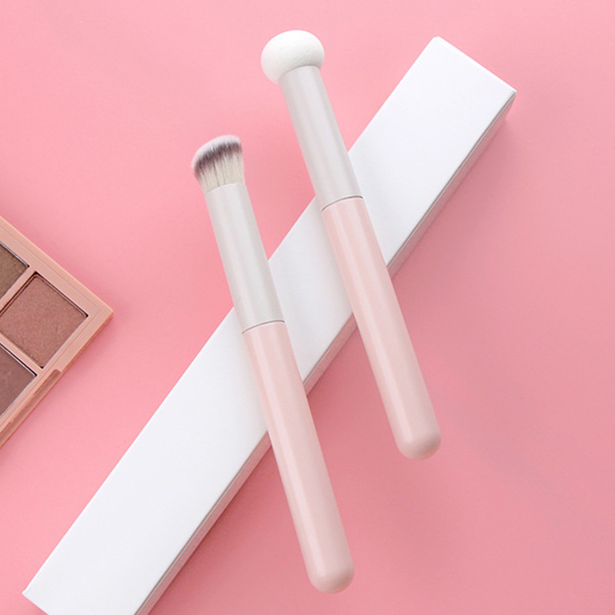 High Quality Women's Flat Brush Makeup Applicator with Wood Handle Silicone Eyeshadow and Foundation Sponge for Eye Makeup