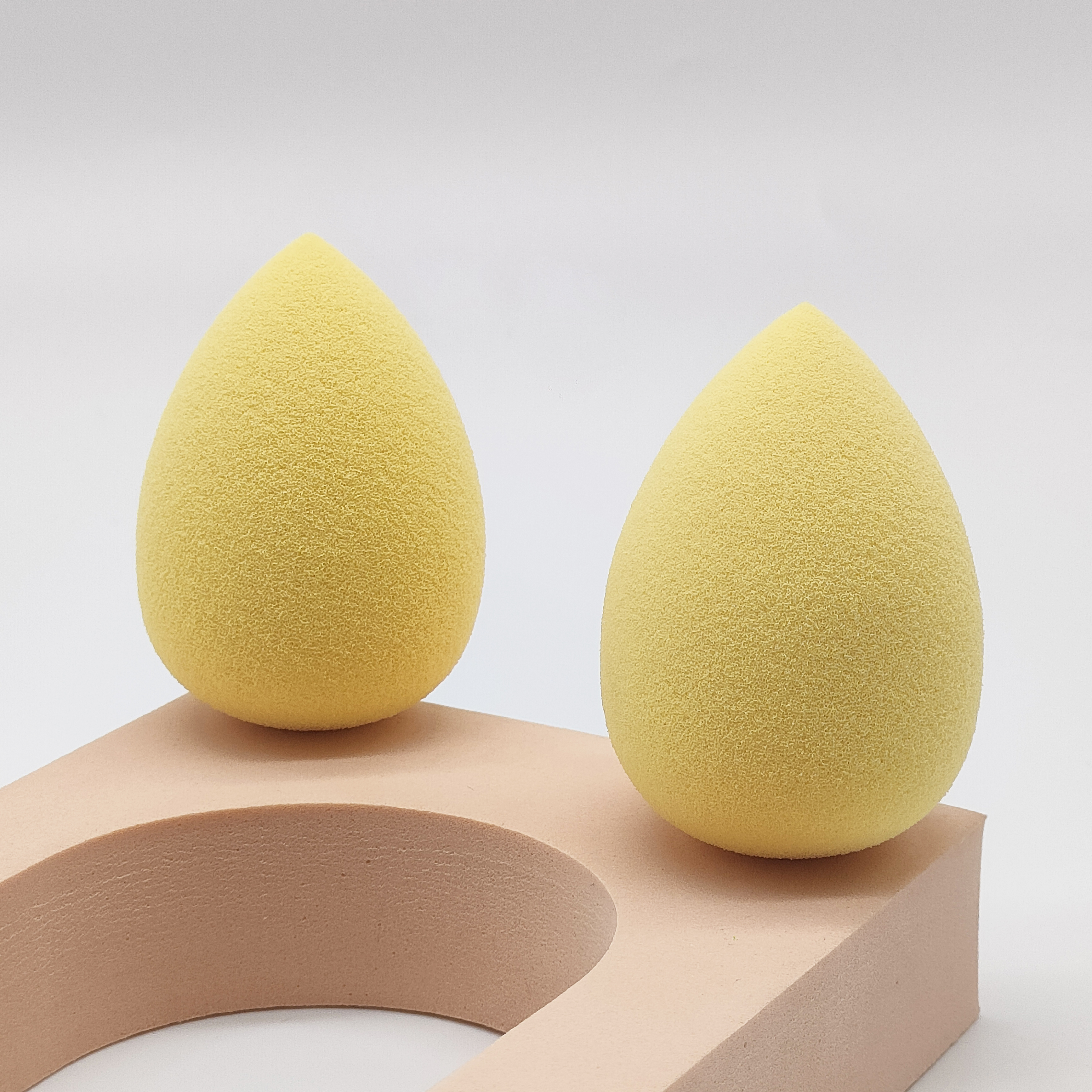 Yellow Tear-drop Non-Latex Material Soft Blending Makeup Sponge Puff for Liquid Foundation &amp; Powder Makeup Sponge
