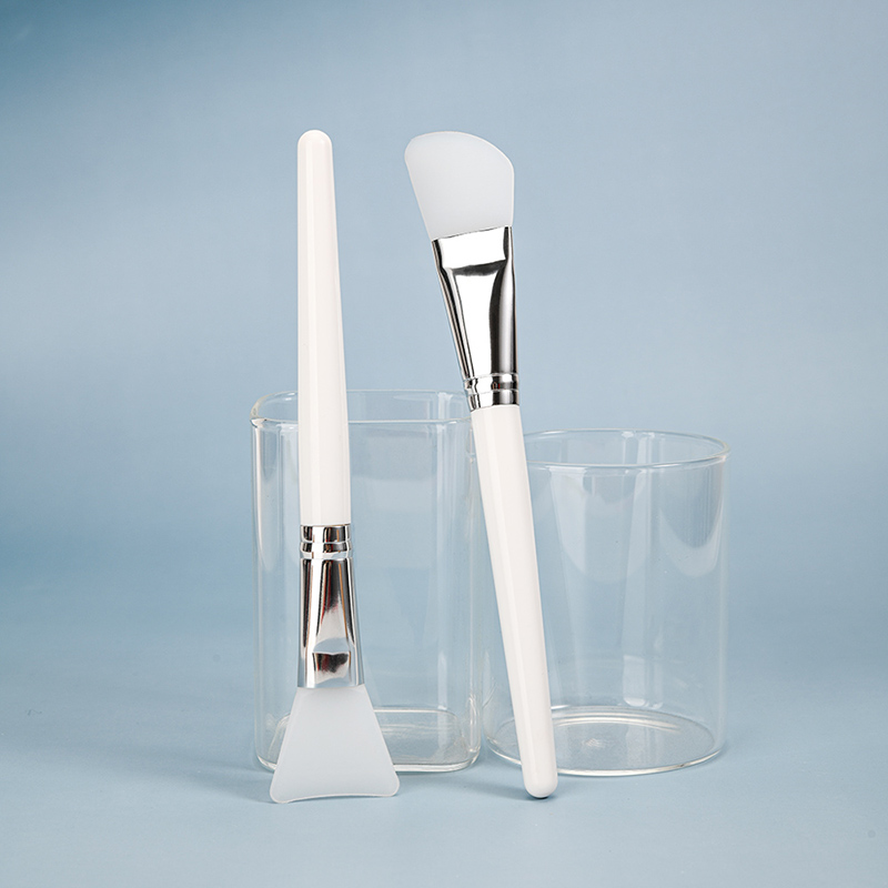 Hot Sale Flat Silicone Facial Brush with Wood Handle Soft Smooth Face Mask Applicator for Eyeliner Application