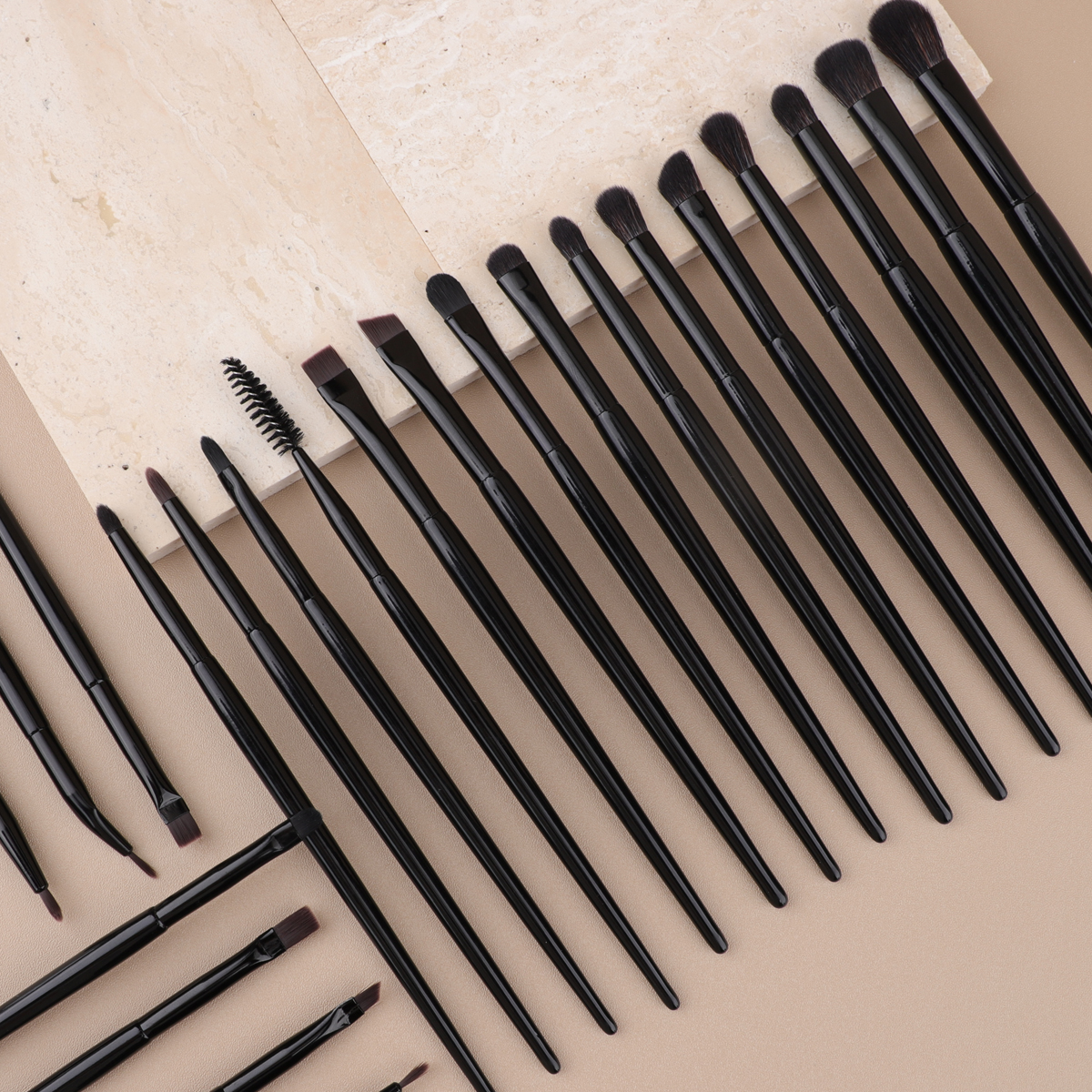 YDINI 40pcs Black Makeup Brush Set Compact Blush Powder Brush Private Label Single Face Black Loose Powder Brush