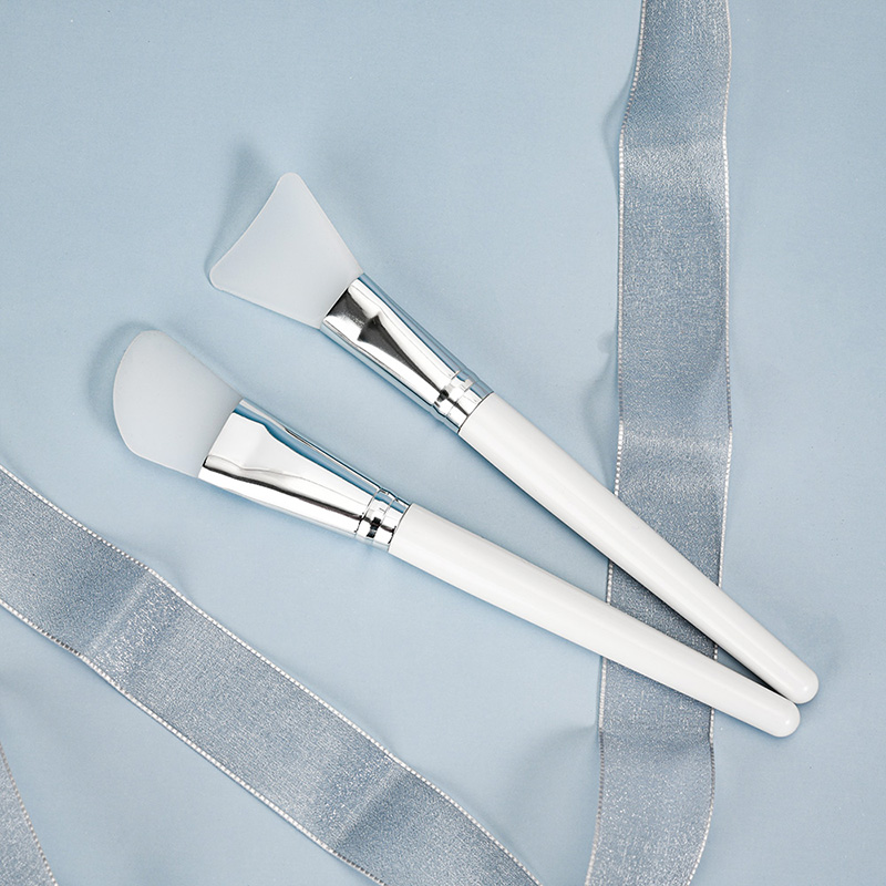 Hot Sale Flat Silicone Facial Brush with Wood Handle Soft Smooth Face Mask Applicator for Eyeliner Application