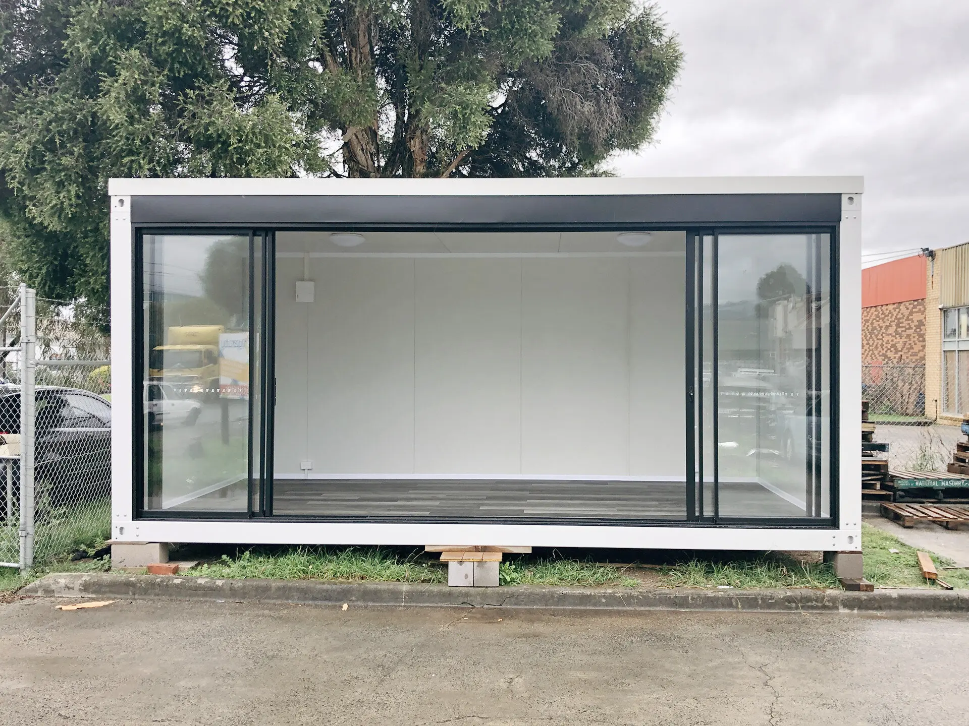 Custom HOUSE Flat pack container house 20ft prefab tiny house barber shop Suppliers, Factory