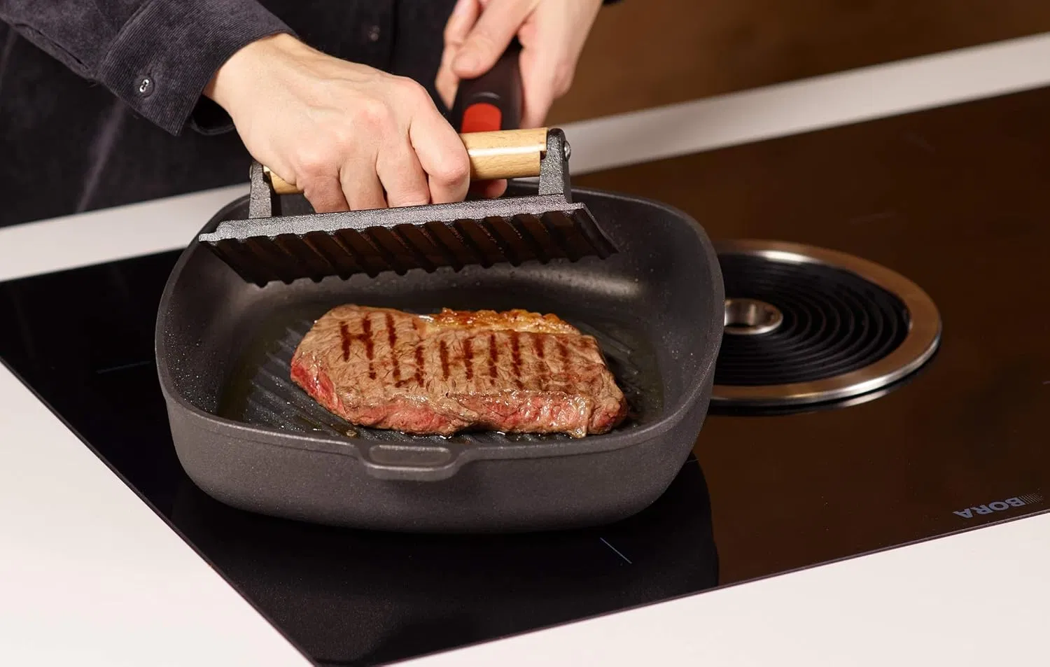 Wholesale OEM ODM Cast Iron Meat Press Barbecue Toppers with Beech Wood Handle for Even Frying