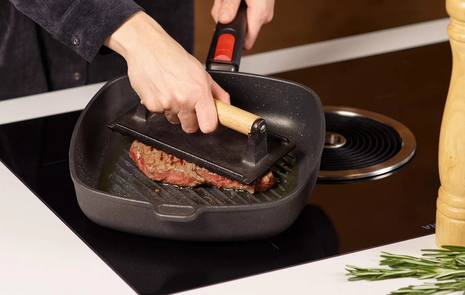 Wholesale OEM ODM Cast Iron Meat Press Barbecue Toppers with Beech Wood Handle for Even Frying