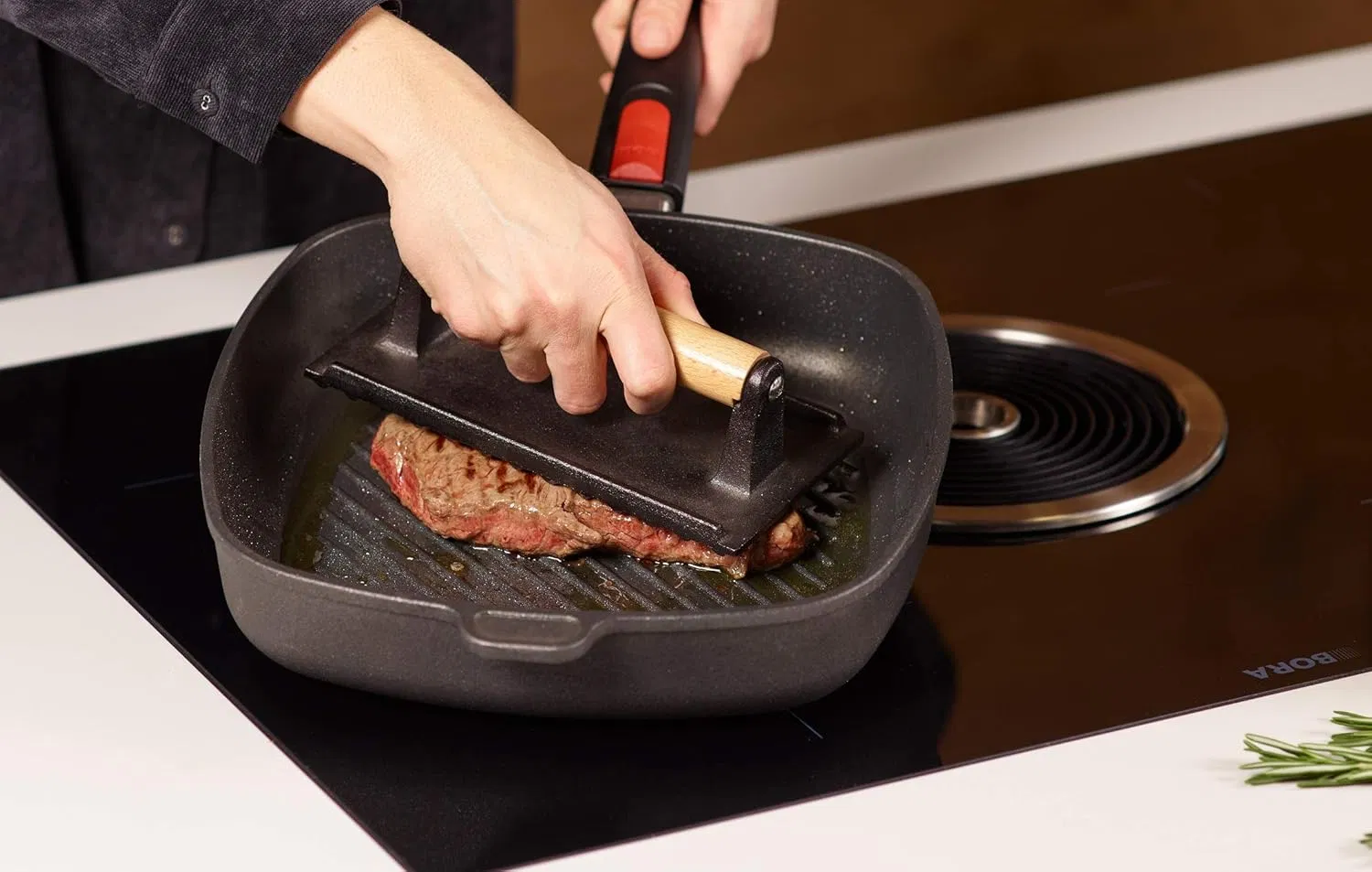 Wholesale OEM ODM Cast Iron Meat Press Barbecue Toppers with Beech Wood Handle for Even Frying