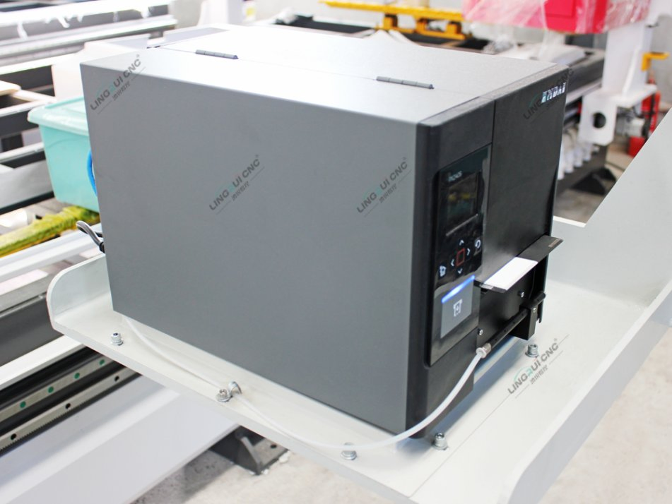 تشكيل بتمريرة واحدة 4-Axis آلة توجيه CNC عمودية للحفر مناسبة للألواح الأبواب المنحوتة