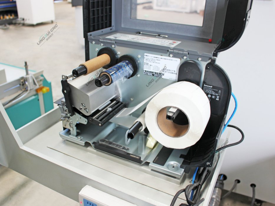 تشكيل بتمريرة واحدة 4-Axis آلة توجيه CNC عمودية للحفر مناسبة للألواح الأبواب المنحوتة
