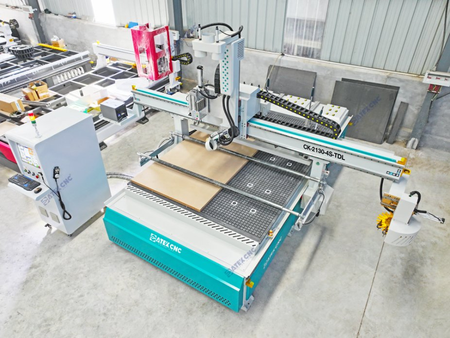 تشكيل بتمريرة واحدة 4-Axis جهاز توجيه CNC برأس مائل للألواح الأبواب ذات الأشكال المعقدة