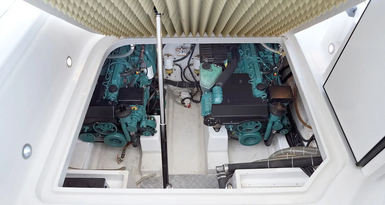 Marine boat engine fuel system with corrosion-resistant commutator