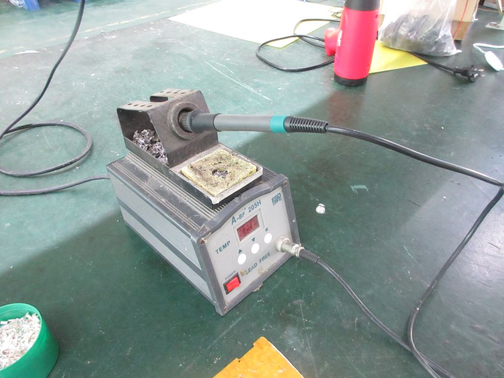 Electric soldering iron used in precision energy storage system assembly