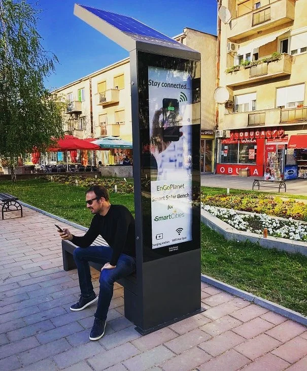 Aluminum Outdoor Tropical Design Bench with Solar Charging Station for Hospitals and Hotels