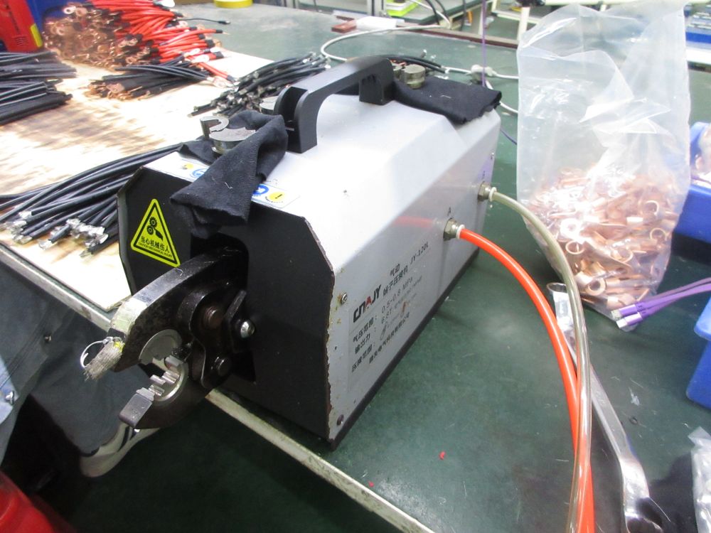 Terminal crimping machine for secure electrical connection in battery systems