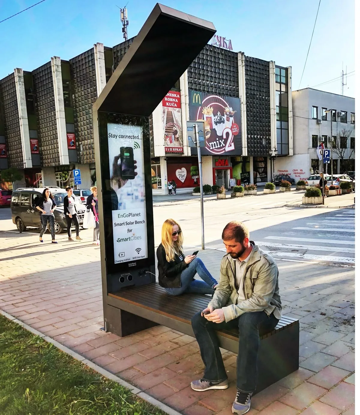 Aluminum Outdoor Tropical Design Bench with Solar Charging Station for Hospitals and Hotels