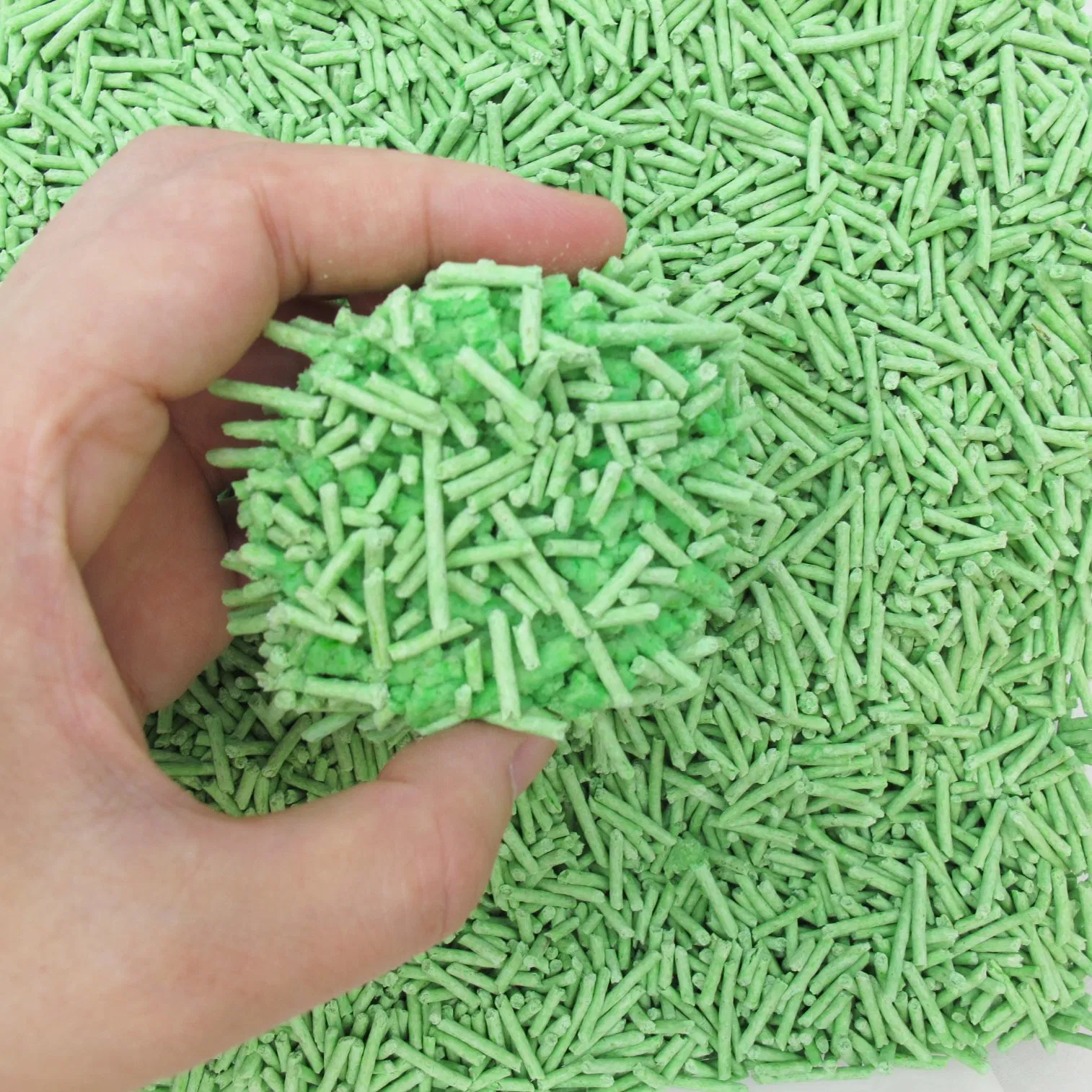Wholesale Pet Cleaning Dust Free Highly Absorbent Fast Clumping Super Odor Control Green Tea 2mm Strip Peach Fragrance Tofu Cat Litter Eating Pet Supply