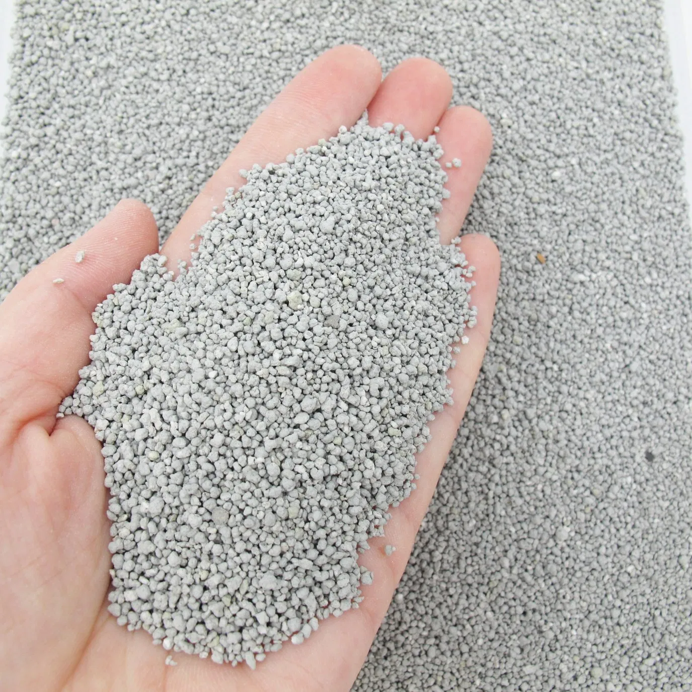 Easily Scooping Cleaning Strong Clumping Super Absorbent 0.5-2mm Natural Mineral Irregular Crushed Bentonite Sand Cat Toilet Litter Pet Supply