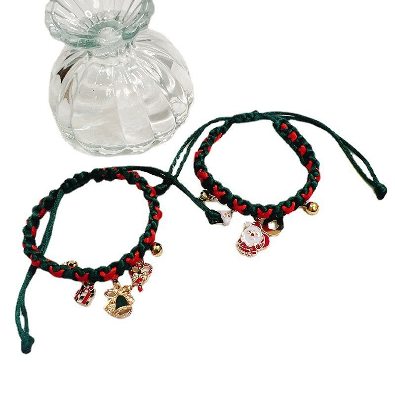 Cute Christmas Accessories for Pets: Necklaces and Scarves