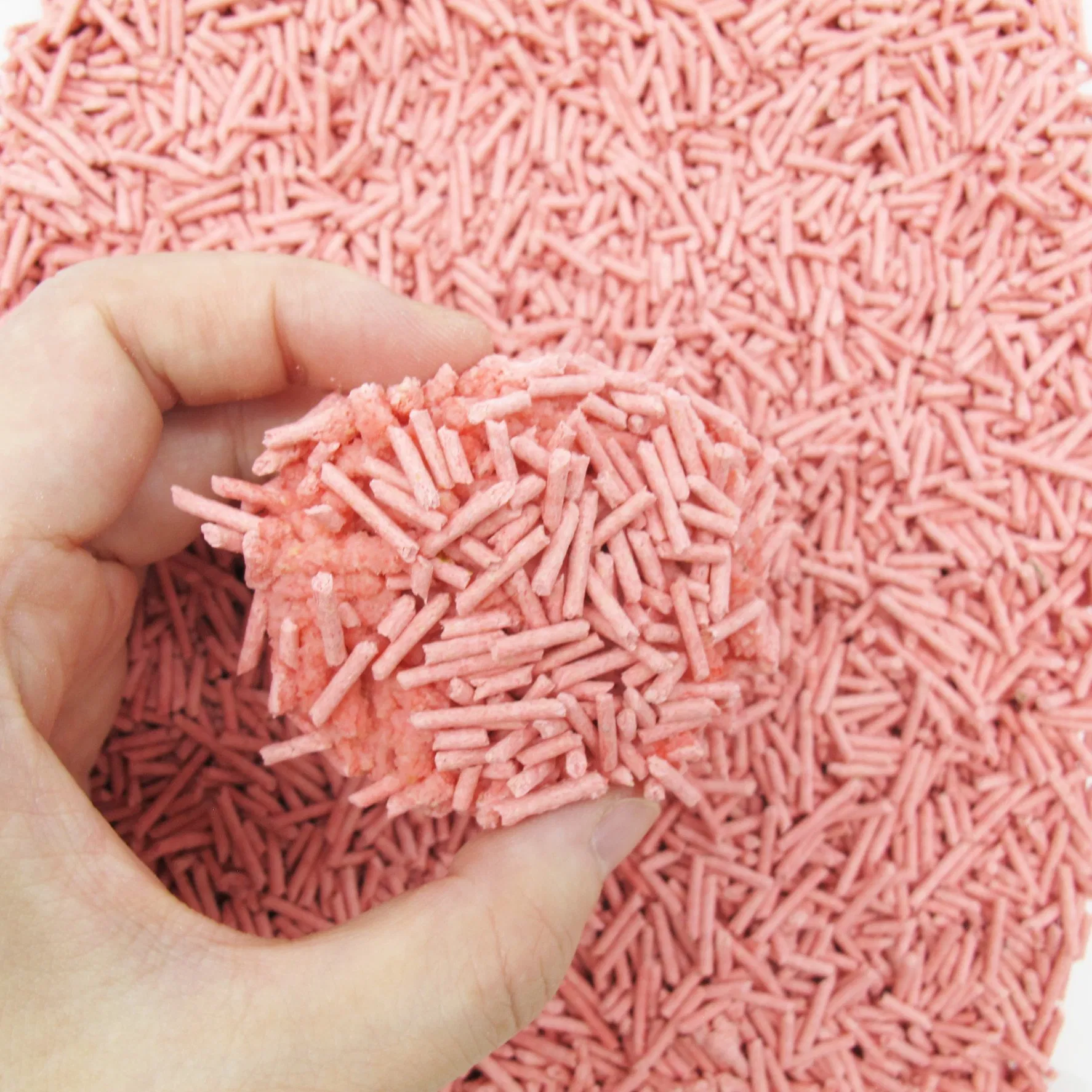 Wholesale Pet Cleaning Dust Free Highly Absorbent Fast Clumping Super Odor Control Green Tea 2mm Strip Peach Fragrance Tofu Cat Litter Eating Pet Supply