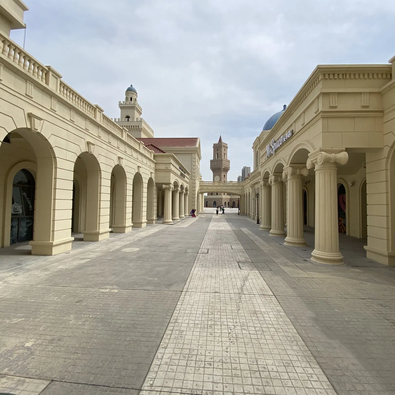 European-Style Buildings/Commercial Streets/Office Buildings/Theme Parks/Art Galleries Custom Designed Grc, Uhph Materials Sound Insulation/Fireproof/Waterproof