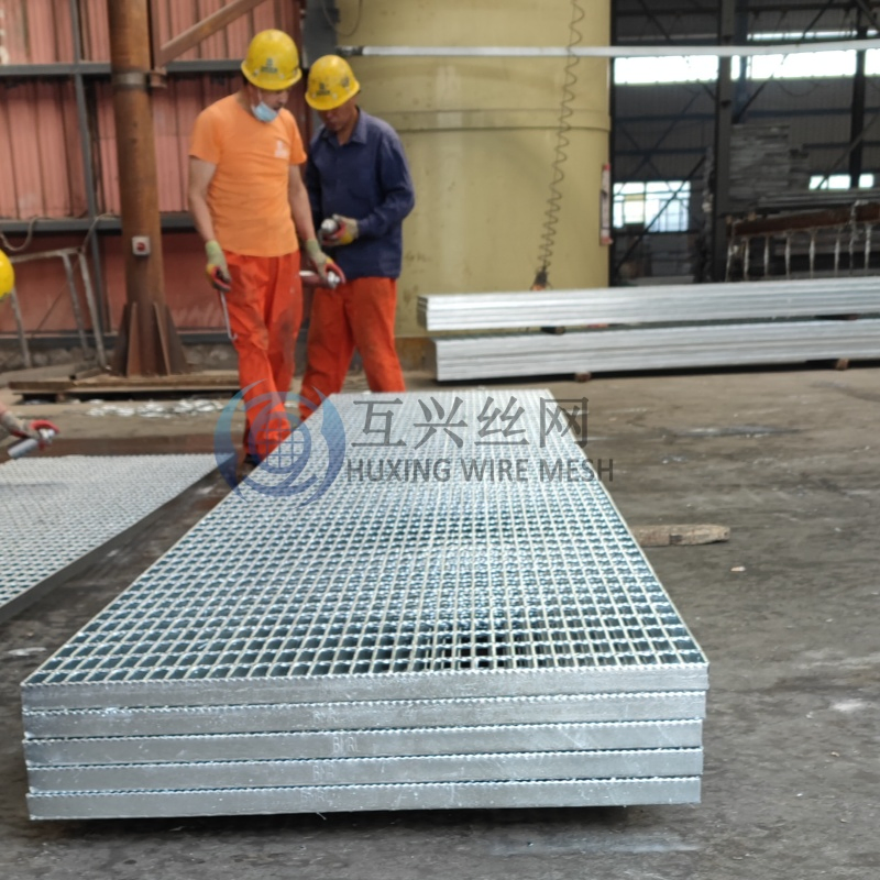 Hot DIP Galvanized Welded Steel Grate Smooth Type Rectangular Flat Bar Steel Grid for Steel Walkways Drainage Gutter