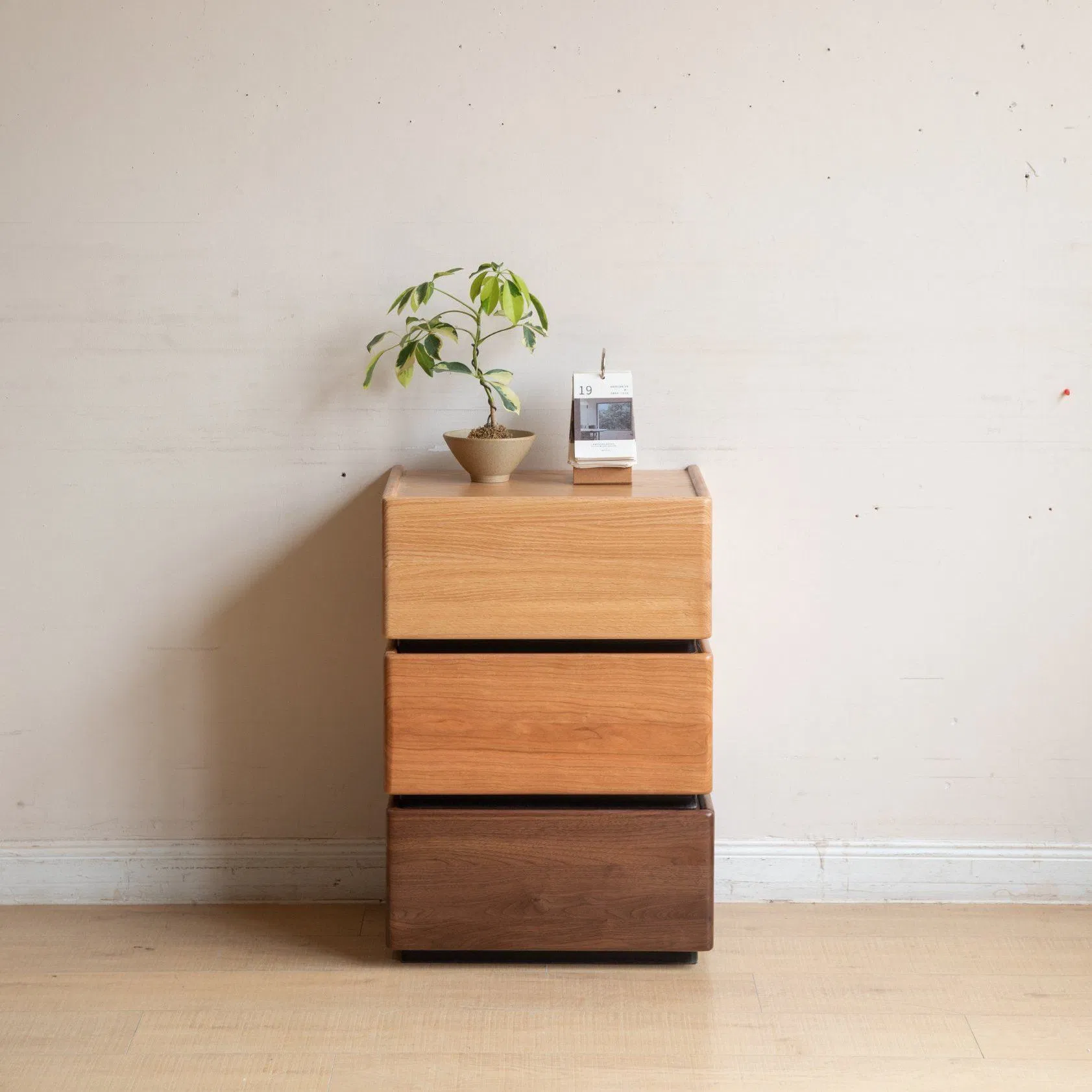 Elegant Solid Wood Nightstand with Curved Edges for Bedroom Bedside Table