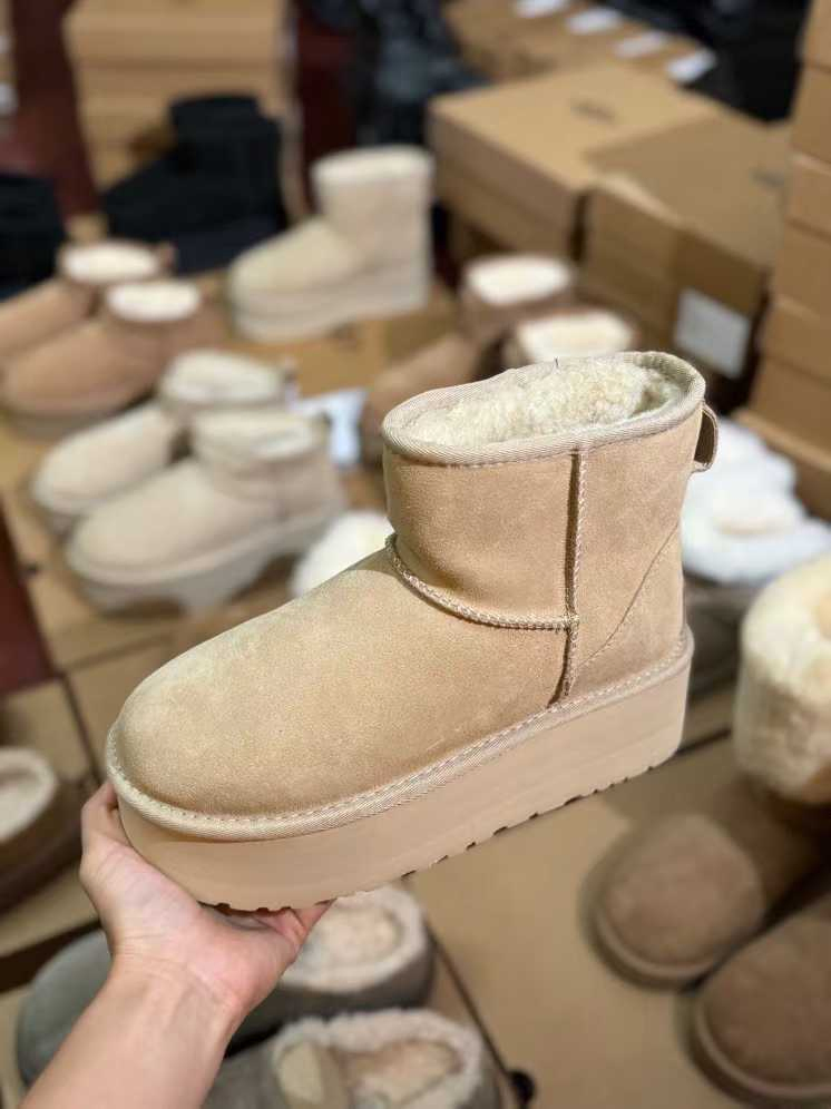 Women's Casual Thickened Sheepskin-Lined Luxury Snow Ankle Footwear for Chilly Days