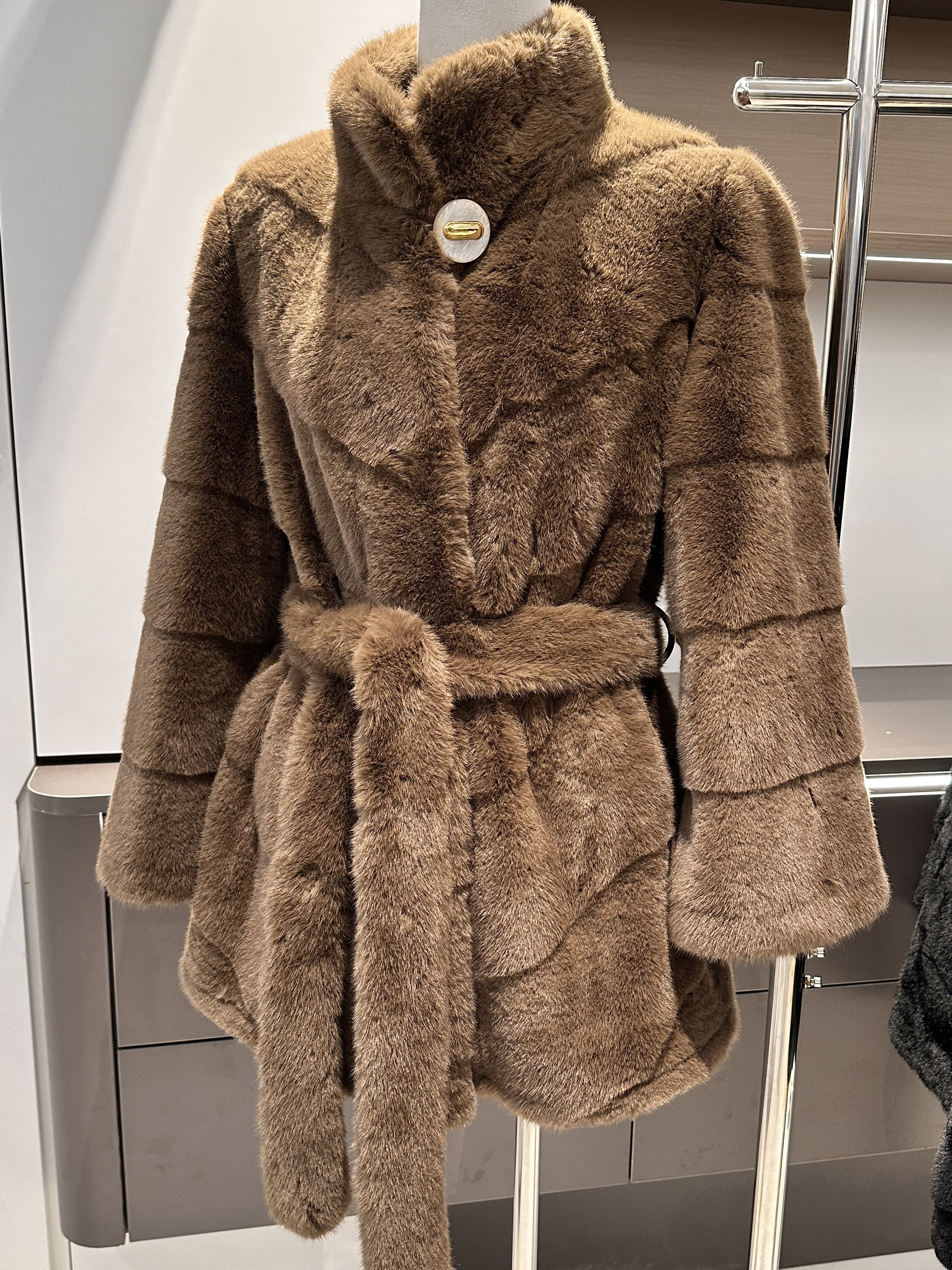Arrival Old Money Style Oversized Faux Fur Coat Women Stand Collar Textured Shearling Belted Loose Fit Winter Jacket