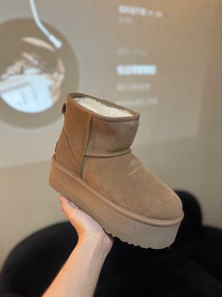 Women's Casual Thickened Sheepskin-Lined Luxury Snow Ankle Footwear for Chilly Days