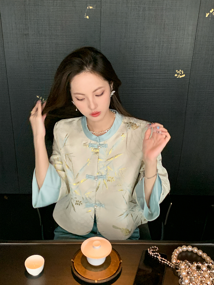 Plus-size New High-end Embroidered Water Pattern Round-neck Button-down Women's Coat
