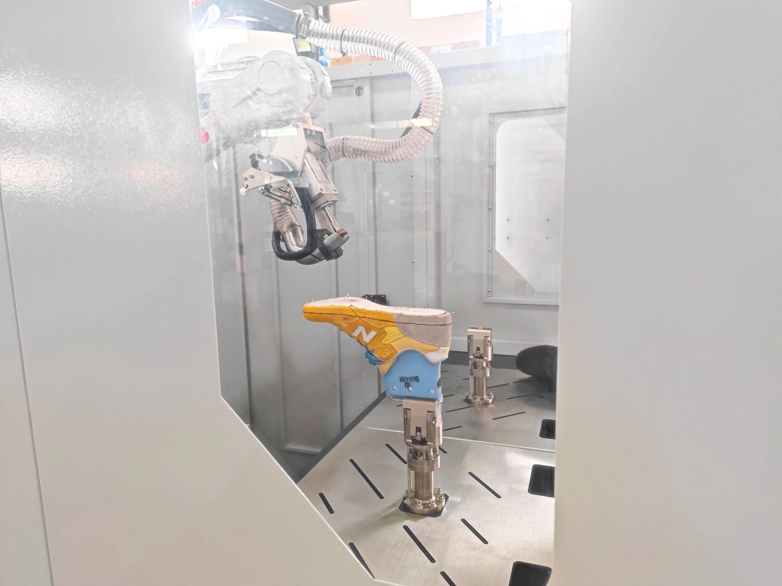 Factory Direct Full Auotamatic Industrial Seperately Roughing Robot for Safety Shoes Sport Shoes Leather Shoes Making