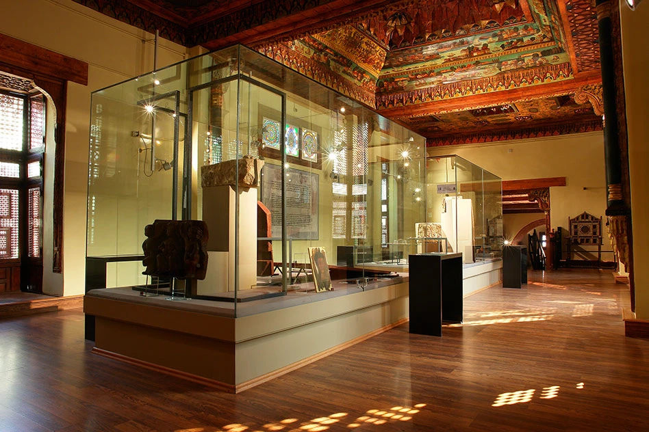 Design Custom Luxury Modern Museum Jewelry Cabinet LED Glass Island Security System