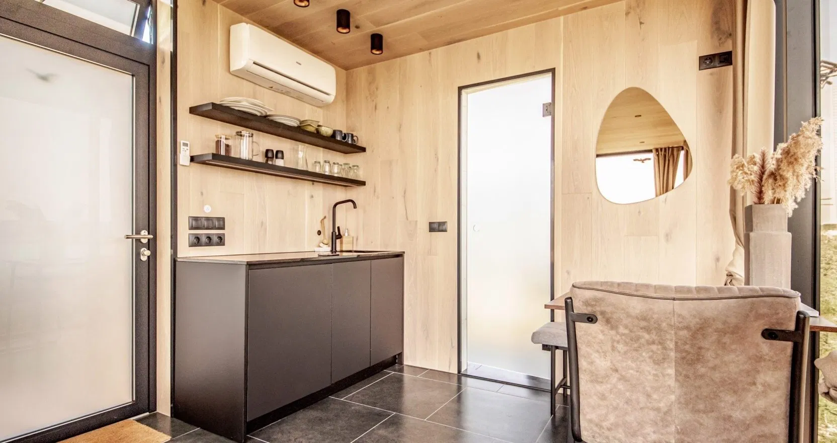 Outdoor Luxury Steel Structure Eco-Friendly Durable Mobile Prefabricated Container Capsules Starry Sky Hotel