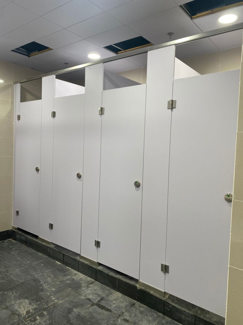 Long Lifetime HPL Bathroom Partitions System Commercial Space Toilet Cubicle