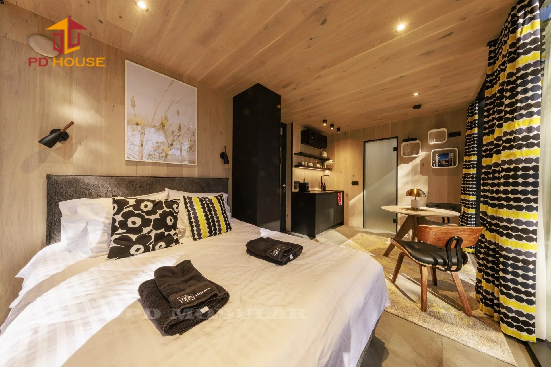 Outdoor Luxury Steel Structure Eco-Friendly Durable Mobile Prefabricated Container Capsules Starry Sky Hotel