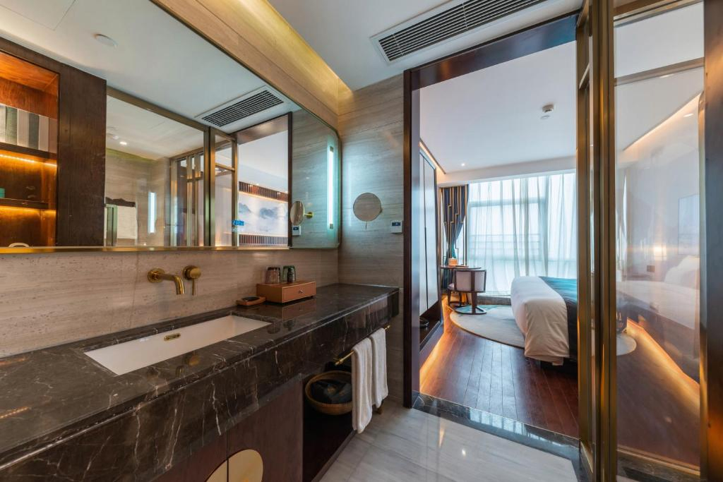 Modern Luxury Elegant Commercial Hotel Guest Room Furniture Solid Wood Panel Style Bedroom Furniture Set for Hotel Projects