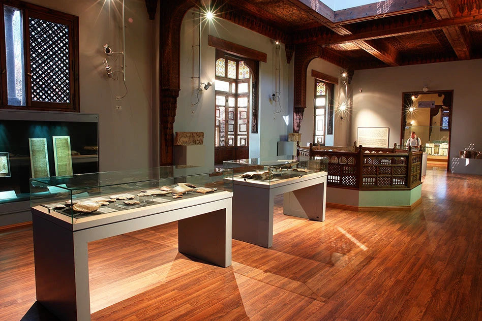 Design Custom Luxury Modern Museum Jewelry Cabinet LED Glass Island Security System