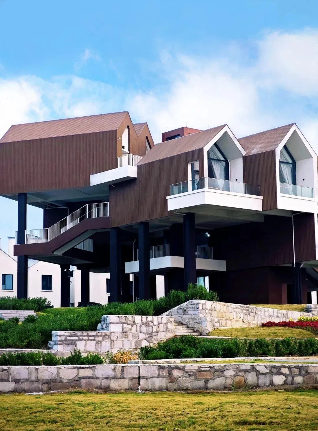 Versatile H-Section Steel Structure Resort Hotel with Free Quote Services