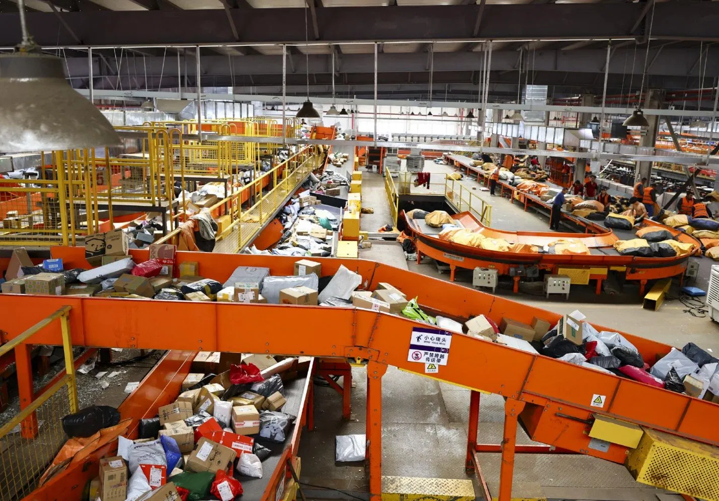 Ai-Optimized Cargo Sorting System - Conveyor, Scanning &amp; Parcel Separation for Smart Warehouse