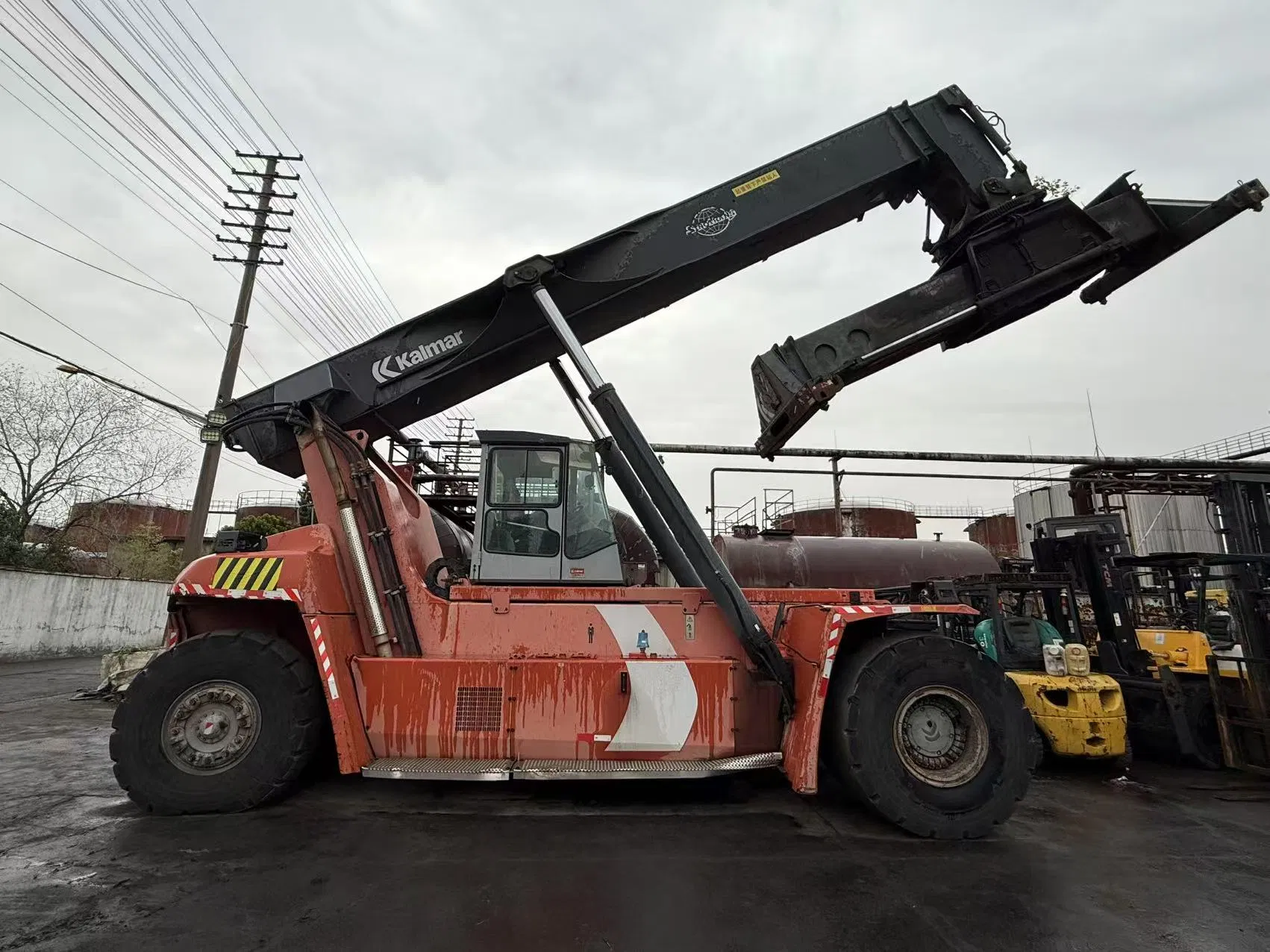 High-Performance Heavy-Duty Kalmar/Heli Drf/Drd/Drt450 25/42/45 Ton Reach Stacker for Efficient Container Operations