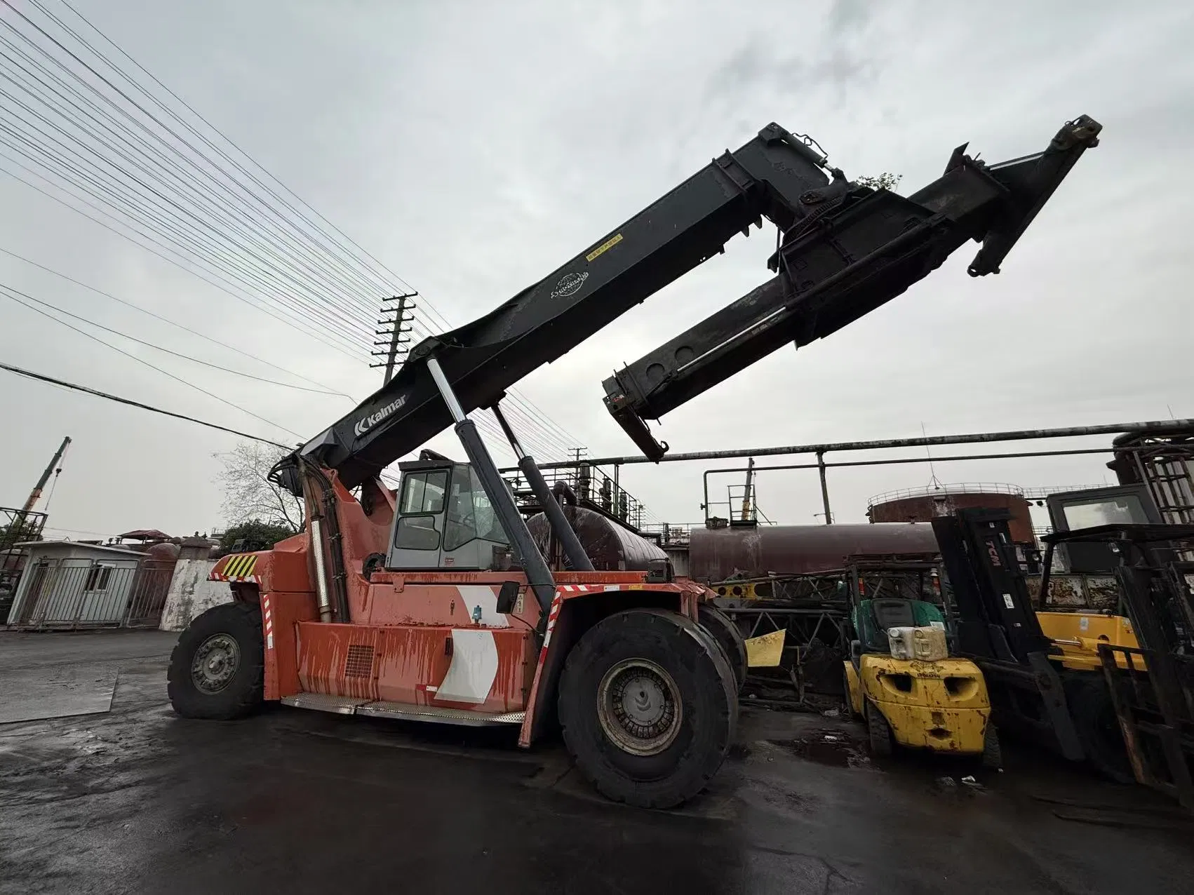 High-Performance Heavy-Duty Kalmar/Heli Drf/Drd/Drt450 25/42/45 Ton Reach Stacker for Efficient Container Operations