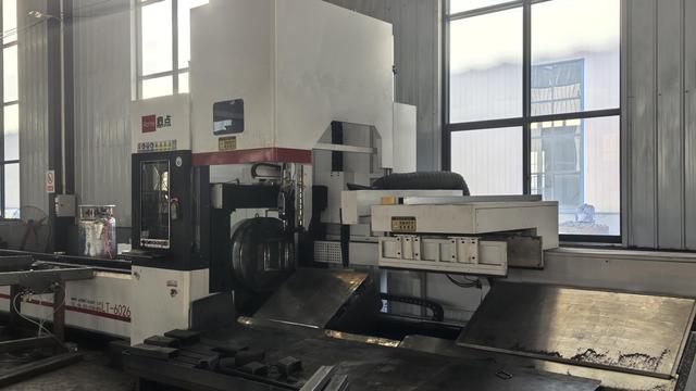 IDD Motion electric forklift in large-scale logistics distribution center